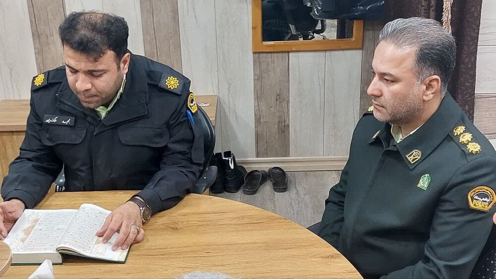 تقدیر مسئولان آران و بیدگل از قاری ممتاز برنامه محفل+عکس