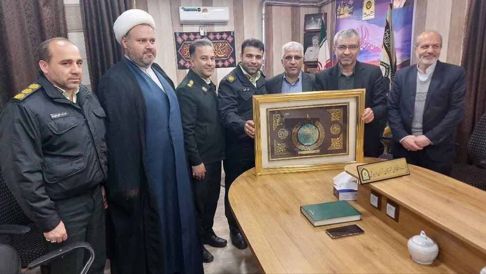 تقدیر مسئولان آران و بیدگل از قاری ممتاز برنامه محفل+عکس