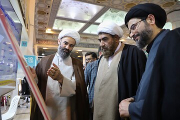 تصاویر/ بازدید مدیر حوزه‌ علمیه قزوین از بخش حوزوی سی و دومین نمایشگاه بین‌المللی قرآن کریم