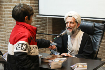 تصاویر / دیدار صمیمانه نماینده ولی فقیه در استان قزوین با دانش آموزان مدرسه بصیرت مهدوی