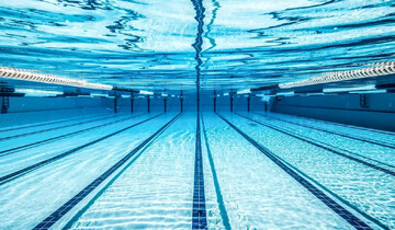 راهنمای رمضان | حکم شنا و استحمام روزه‌دار