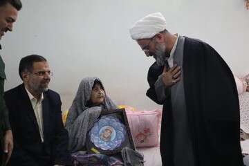 دیدار نماینده ولی‌فقیه در سمنان با خانواده معظم شهیدان اعوانی و تی‌تی‌یان + تصاویر