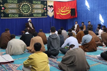 تصاویر/ جلسه پرسش و پاسخ طلاب مدرسه علمیه امام خامنه‌ای ارومیه با مدیریت مدرسه