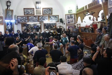 دومین اجرای «آیین پهلوانی در ضیافت رمضان» در زورخانه خادم‌ حسینی کاشان برگزار شد+ عکس