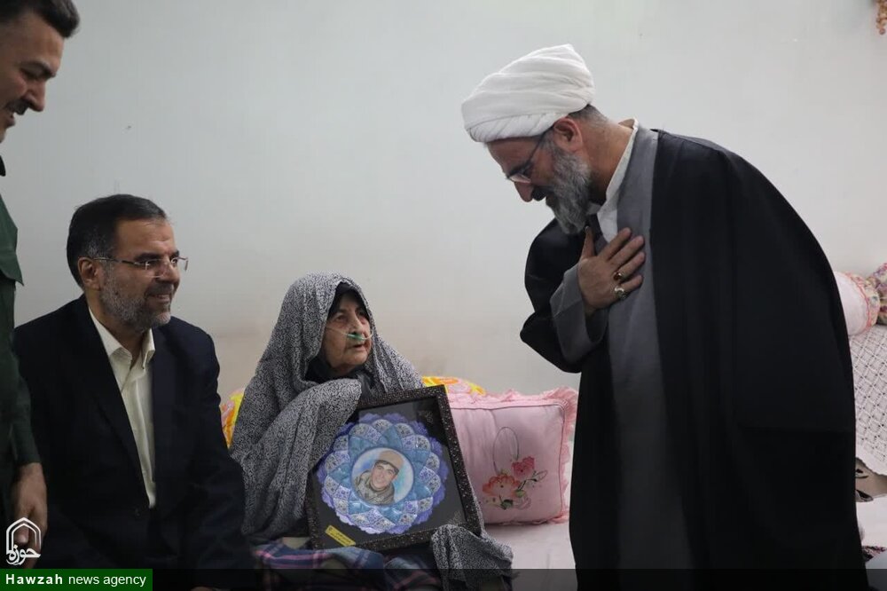 دیدار نماینده ولی فقیه در استان سمنان با خانواده معظم شهیدان اعوانی و تیتییان + عکس