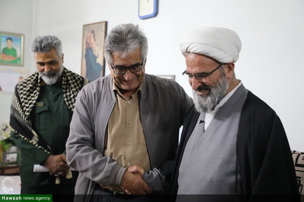 دیدار نماینده ولی فقیه در استان سمنان با خانواده معظم شهیدان اعوانی و تیتییان + عکس