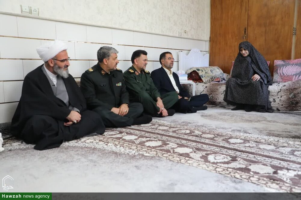دیدار نماینده ولی فقیه در استان سمنان با خانواده معظم شهیدان اعوانی و تیتییان + عکس