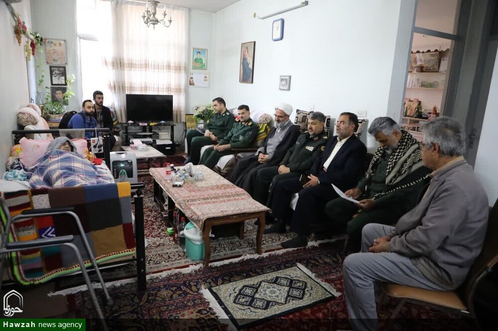 دیدار نماینده ولی فقیه در استان سمنان با خانواده معظم شهیدان اعوانی و تیتییان + عکس