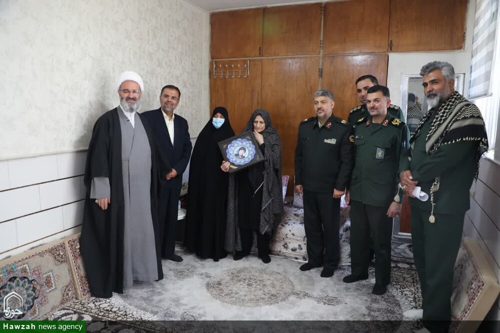 دیدار نماینده ولی فقیه در استان سمنان با خانواده معظم شهیدان اعوانی و تیتییان + عکس