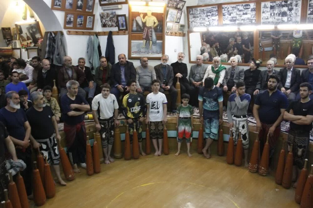 دومین اجرای «آیین پهلوانی در ضیافت رمضان» در زورخانه خادم‌ حسینی کاشان برگزار شد