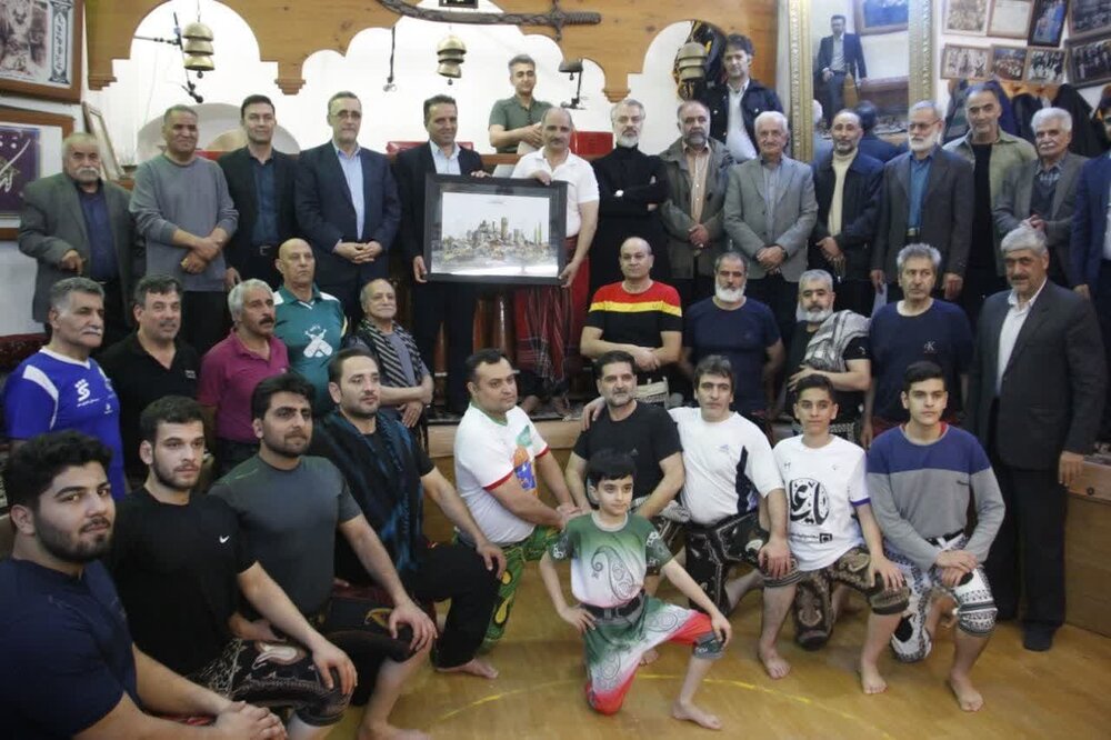 دومین اجرای «آیین پهلوانی در ضیافت رمضان» در زورخانه خادم‌ حسینی کاشان برگزار شد