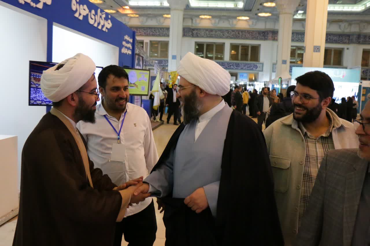 بازدید رئیس سازمان تبلیغات اسلامی از غرفه خبرگزاری حوزه در نمایشگاه قرآن