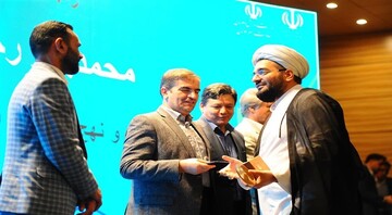 طلبه زبان‌دان حوزه علمیه خراسان عنوان جوان برتر خراسان رضوی را کسب کرد