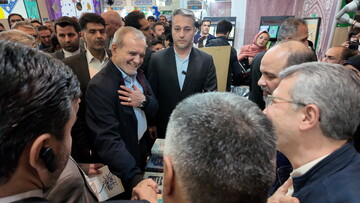 تصاویر/ بازدید رئیس جمهور از سی و دومین نمایشگاه بین المللی قرآن کریم