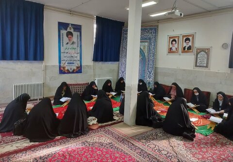 تصاویر/برگزاری ضیافت افطاری به همراه تجلیل از طلاب برتر مدرسه علمیه مهدیه خنداب