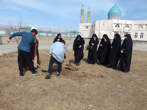 کاشت نهال به یاد شهدا در مدرسه علمیه امام علی (ع) سلماس + تصاویر