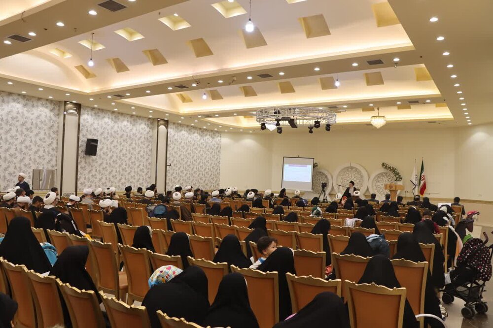 برگزاری نشست صمیمانه تکریم خانواده های پرجمعیت جامعه نخبگانی