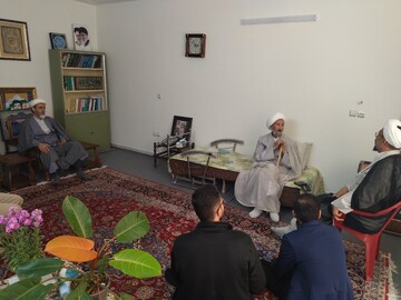 تصاویر/ دیدار جمعی از اساتید و طلاب مدرسه علمیه جامعه المهدی(عج) با یکی از معمرین حوزه اصفهان