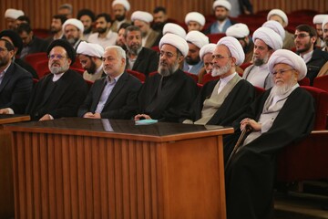 تصاویر/ حضور آیت الله اعرافی در نشست فعالان حوزوی عرصه بین الملل