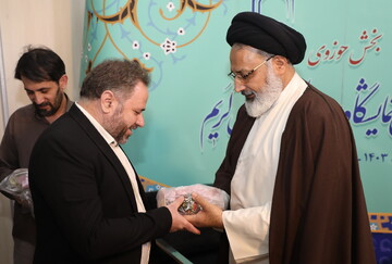 تصاویر/ تقدیر مدیر بخش حوزوی از غرفه داران در بخش حوزوی سی و دومین نمایشگاه بین المللی قرآن کریم