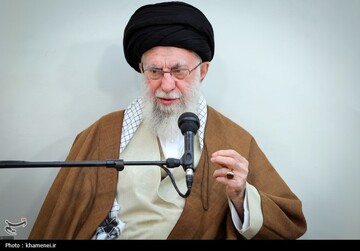 فیلم | لحظاتی از حضور رهبر معظم انقلاب در بارگاه مطهر امام‌زادگان مشهد اردهال کاشان در تابستان ۱۳۹۵