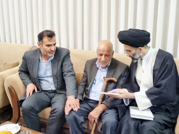 تصاویر/ دیدار امام جمعه و فرماندار کاشان با پدر شهید سیدمحمد سیدی نیاسر
