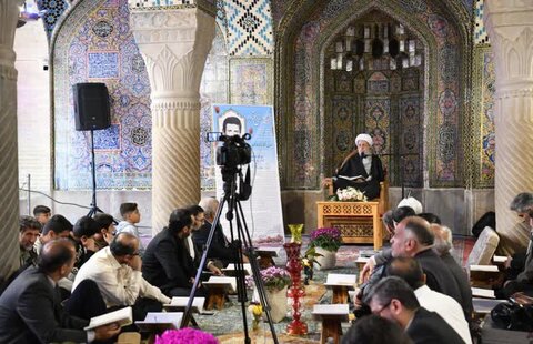 تصاویر| محفل انس با قرآن کریم و جلسه تفسیر قرآن در مسجد نصیرالملک در پانزدهمین روز از ماه مبارک رمضان