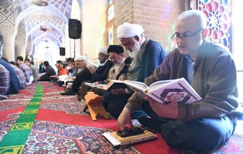 تصاویر| محفل انس با قرآن کریم و جلسه تفسیر قرآن در مسجد نصیرالملک در پانزدهمین روز از ماه مبارک رمضان