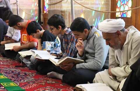 تصاویر| محفل انس با قرآن کریم و جلسه تفسیر قرآن در مسجد نصیرالملک در پانزدهمین روز از ماه مبارک رمضان