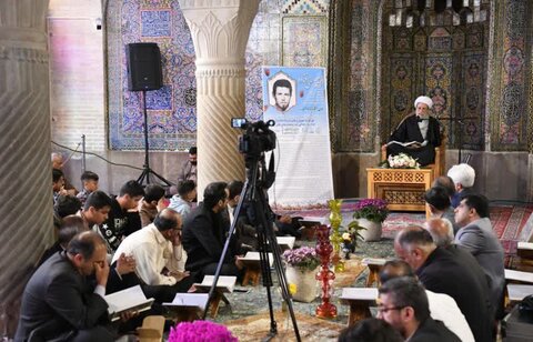 تصاویر| محفل انس با قرآن کریم و جلسه تفسیر قرآن در مسجد نصیرالملک در پانزدهمین روز از ماه مبارک رمضان