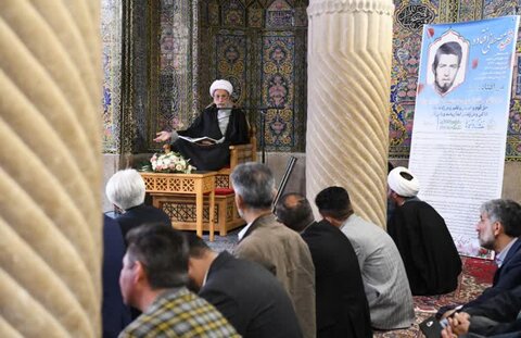 تصاویر| محفل انس با قرآن کریم و جلسه تفسیر قرآن در مسجد نصیرالملک در پانزدهمین روز از ماه مبارک رمضان