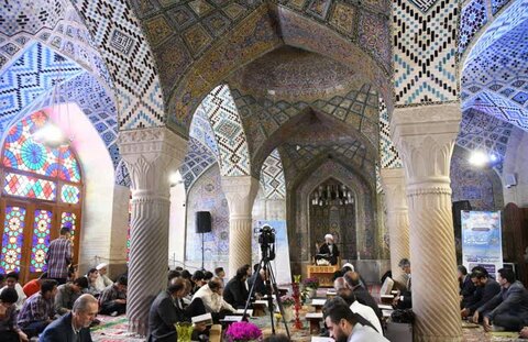 تصاویر| محفل انس با قرآن کریم و جلسه تفسیر قرآن در مسجد نصیرالملک در پانزدهمین روز از ماه مبارک رمضان