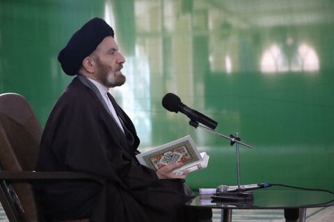 تصاویر جلسه آموزه های قرآن کریم در مصلای الغدیر خرم آباد