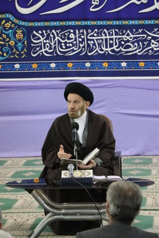 تصاویر جلسه آموزه های قرآن کریم در مصلای الغدیر خرم آباد