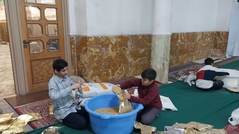 توزیع یکصد بسته ارزاق کمک مومنانه به همت مسجد جامع و مدرسه علمیه مهدوی تهران
