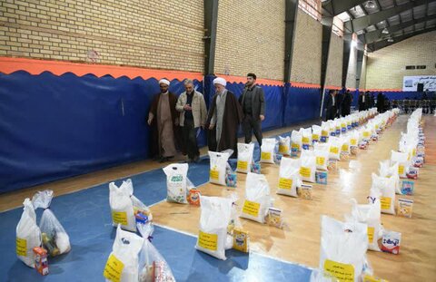 تصاویر| توزیع هزار بسته معیشتی از سوی مجموعه خیریه عطر یاس نبوی