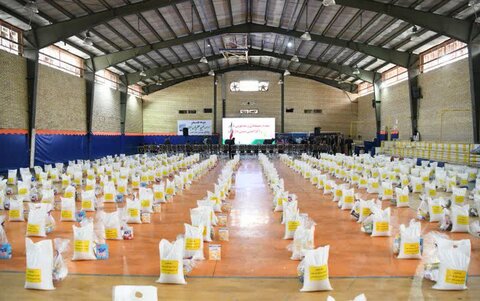 تصاویر| توزیع هزار بسته معیشتی از سوی مجموعه خیریه عطر یاس نبوی