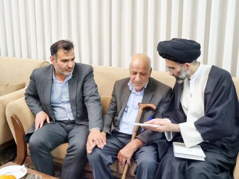 تصاویر/دیدار امام جمعه و فرماندارکاشان با پدرشهیدسیدمحمد سیدی نیاسر