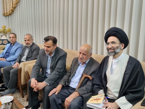 تصاویر/دیدار امام جمعه و فرماندارکاشان با پدرشهیدسیدمحمد سیدی نیاسر