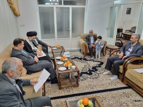 تصاویر/دیدار امام جمعه و فرماندارکاشان با پدرشهیدسیدمحمد سیدی نیاسر