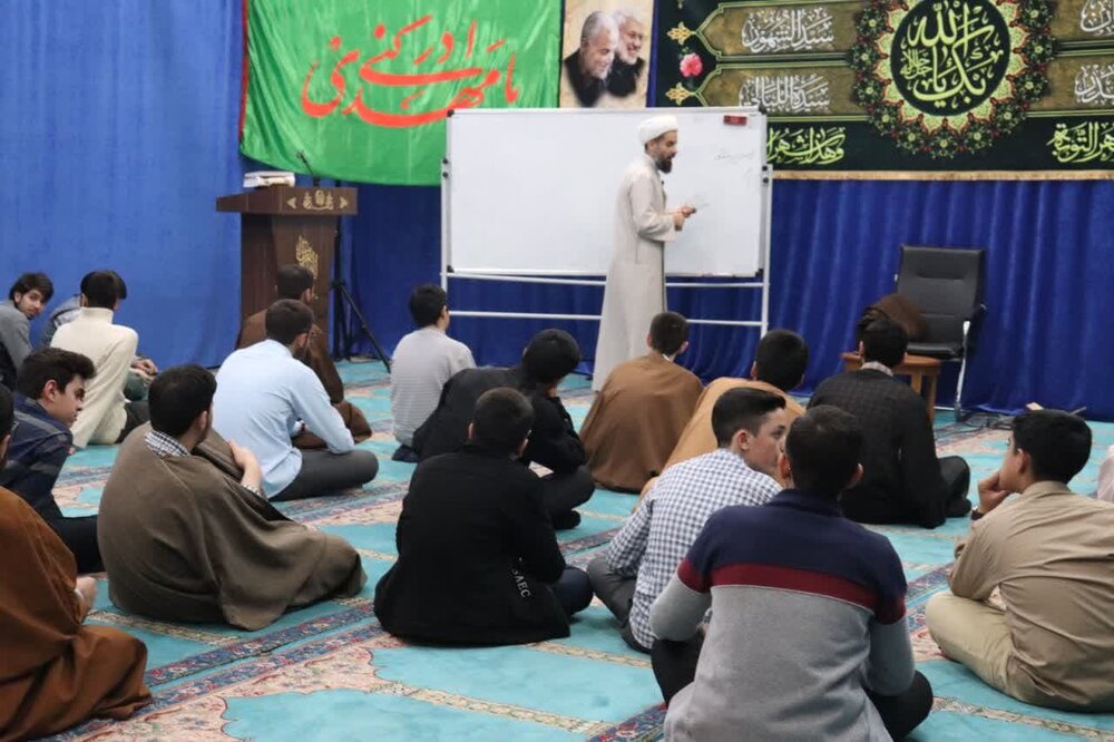 تصاویر/ جلسه توجیهی طلاب مدرسه علمیه امام خامنه‌ای ارومیه