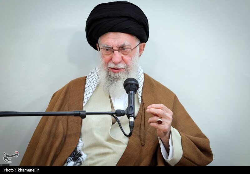 فیلم | لحظاتی از حضور رهبر معظم انقلاب در بارگاه مطهر امام‌زادگان مشهد اردهال کاشان در تابستان ۱۳۹۵