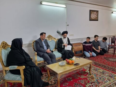 تصاویر/دیدار امام جمعه و فرماندار کاشان با خانواده شهید والامقام عباس واحدیان