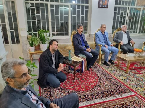 تصاویر/دیدار امام جمعه و فرماندار کاشان با خانواده شهید والامقام عباس واحدیان