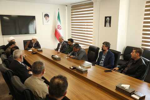 تصاویر / دیدار امام جمعه ارداق و جمعی از مسئولین و معتمدین بخش دشتابی با نماینده ولی فقیه در استان قزوین