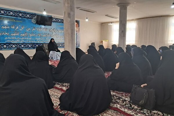 مسئولیت هدایت جامعه بر عهده طلاب است