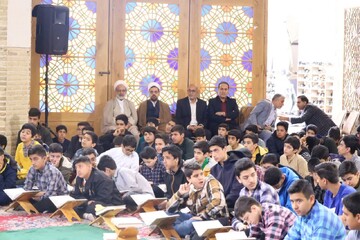 فیلم| محفل قرآنی دانش آموزی در یزد