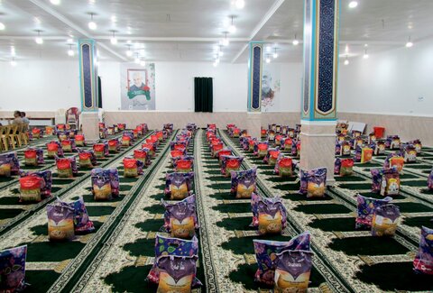 تصاویر/توزیع بسته‌های معیشتی رمضان در بندر دیّر