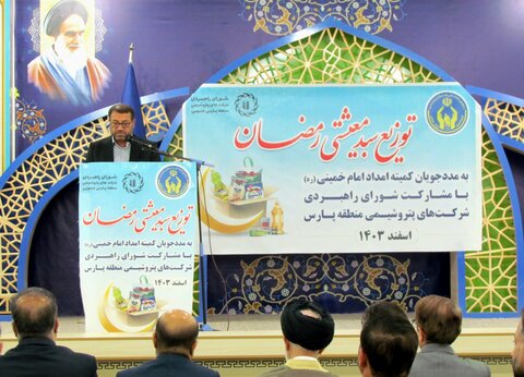 تصاویر/توزیع بسته‌های معیشتی رمضان در بندر دیّر