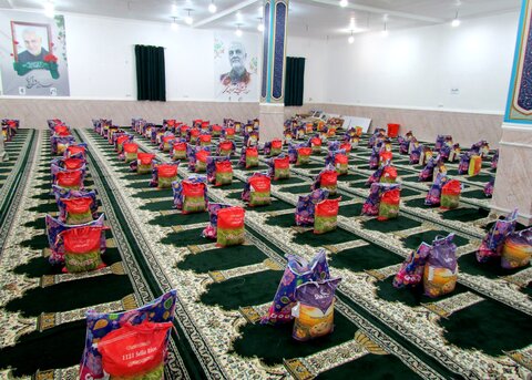 تصاویر/توزیع بسته‌های معیشتی رمضان در بندر دیّر